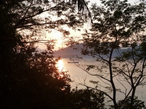 Einfach mal am Mekong sitzen und den Sonnenuntergang genießen