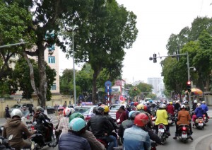 Tausende von Mopeds knattern durch Hanoi. Über die Straße gehen erfordert Mut oder wenigstens Ignoranz