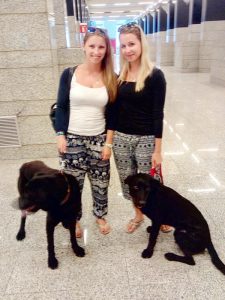 Antonia und Mauren mit den geretteten Hunden Luna und Monty auf dem Flughafen Son San Juan